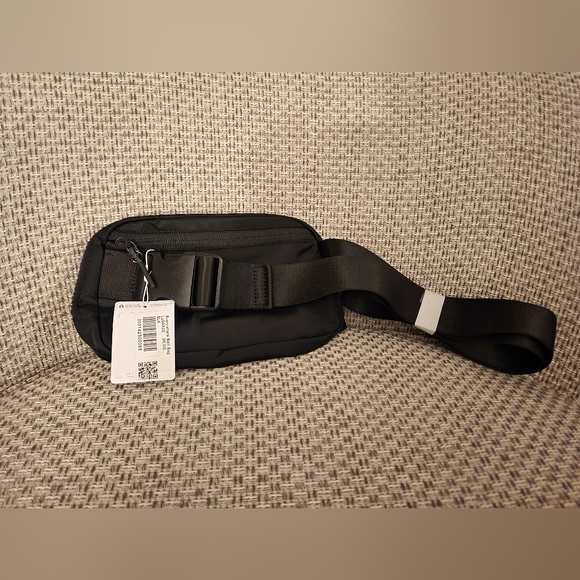 Lululemon Everwhere Belt Bag BNWT - Picture 2 of 6